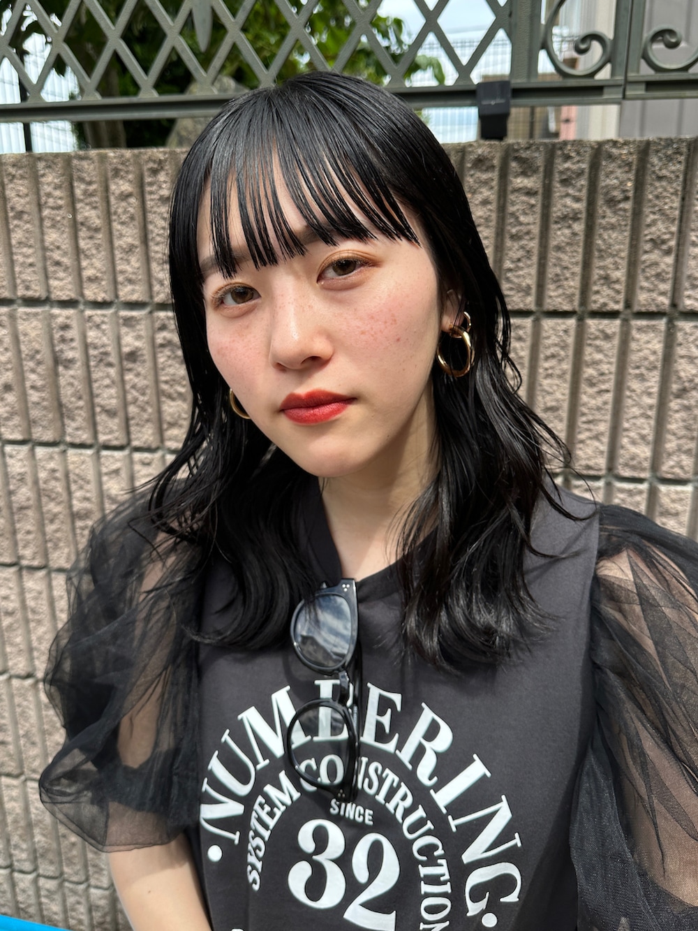 「WEARyouthコーデ、初夏コーデ、夏のコスメと服、カジュアルコーデ、カジュアル、きれいめカジュアル、キレイめ、オトナカジュアル、大人カジュアル、Tシャツ、パンツスタイル、カラーパンツ、休日コーデ、モード、シンプルコーデ」|「IENAのエコフィルビエラパンツ◆(スラックス、レッド系)」を使った、𝐒 𝐄 𝐈 𝐑 𝐀さん(レディース・167cm)の夏コーディネートの2枚目の写真