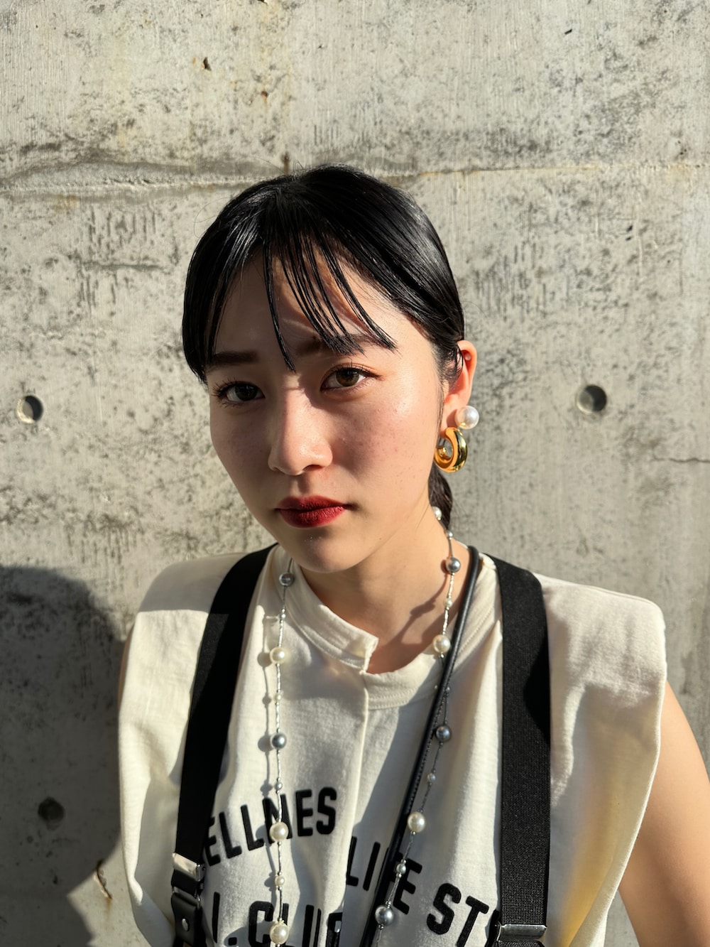 「今日のコスメと服、カジュアルコーデ、カジュアル、きれいめカジュアル、キレイめ、オトナカジュアル、大人カジュアル、シンプルコーデ、シンプル、モノトーン、夏コーデ、休日スタイル、モード、オトナ女子、パンツスタイル」｜「CONTROL FREAKのCONTROL FREAK / スタッズ コンチョ 巾着 バッグ（ハンドバッグ、ブラック系）」を使った、𝐒 𝐄 𝐈 𝐑 𝐀さん（レディース・167cm）の夏コーディネートの2枚目の写真