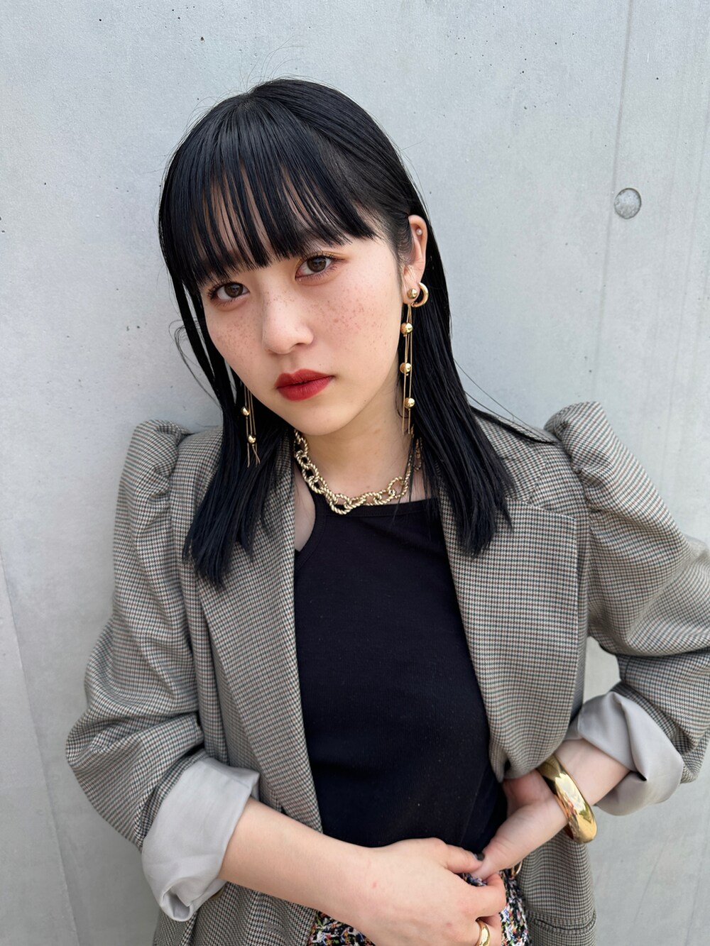 「今日のコスメと服、カジュアルコーデ、カジュアル、オトナカジュアル、大人カジュアル、きれいめカジュアル、キレイめ、オトナ女子、デニム、サンダル、春コーデ、モード、お洒落さんとつながりたい、パンツスタイル、花柄」｜「AmeriのCENTER CUT OFF STRAIGHT DENIM（デニムパンツ、ブルー系）」を使った、𝐒 𝐄 𝐈 𝐑 𝐀さん（レディース・167cm）の春コーディネートの2枚目の写真