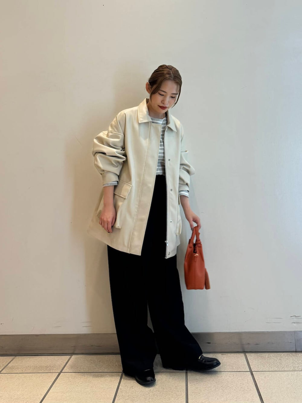 ブラック系のその他パンツ、ブラック系のローファー、ベージュ系のその他アウターを着用したレディースの秋コーディネートの2枚目の写真