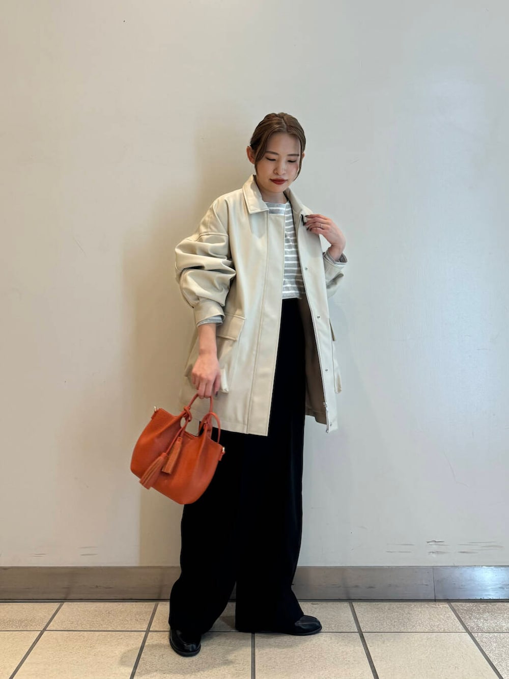 ブラック系のその他パンツ、ブラック系のローファー、ベージュ系のその他アウターを着用したレディースの秋コーディネートの3枚目の写真