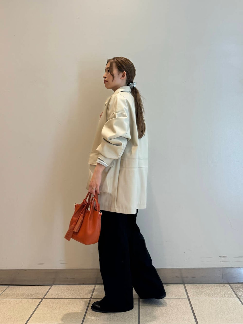 ブラック系のその他パンツ、ブラック系のローファー、ベージュ系のその他アウターを着用したレディースの秋コーディネートの5枚目の写真