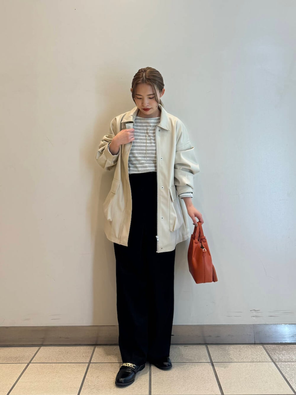 ブラック系のその他パンツ、ブラック系のローファー、ベージュ系のその他アウターを着用したレディースの秋コーディネートの6枚目の写真