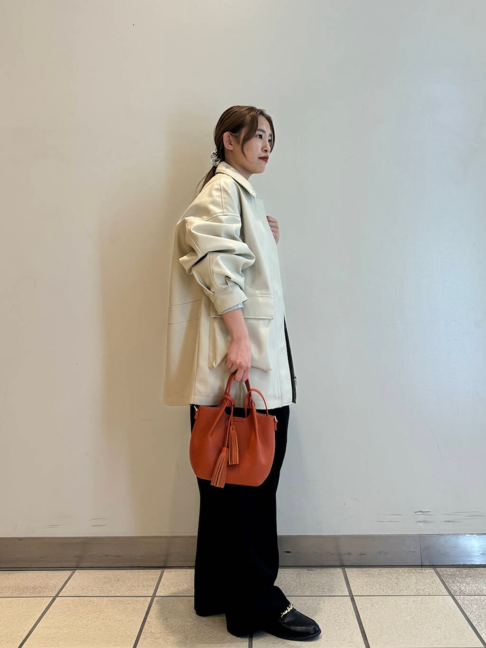 ブラック系のその他パンツ、ブラック系のローファー、ベージュ系のその他アウターを着用したレディースの秋コーディネートの4枚目の写真