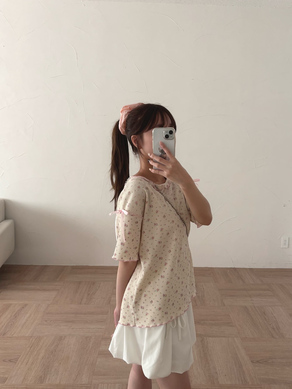 「夏ルックで気分アップ、低身長女子、夏服コーデ、プチプラコーデ、カジュアルガーリー、夏服、夏だ！Tシャツ着よう！、ベージュ、プチプラ、リボン、ガーリーコーデ、大人ガーリー、韓国ファッション」｜「kutirの小花柄ワッフルリボンTシャツ/サーマルTシャツ（Tシャツ/カットソー、ホワイト系）」を使った、tapiさん（骨格ウェーブ・レディース・153cm）の夏コーディネートの2枚目の写真