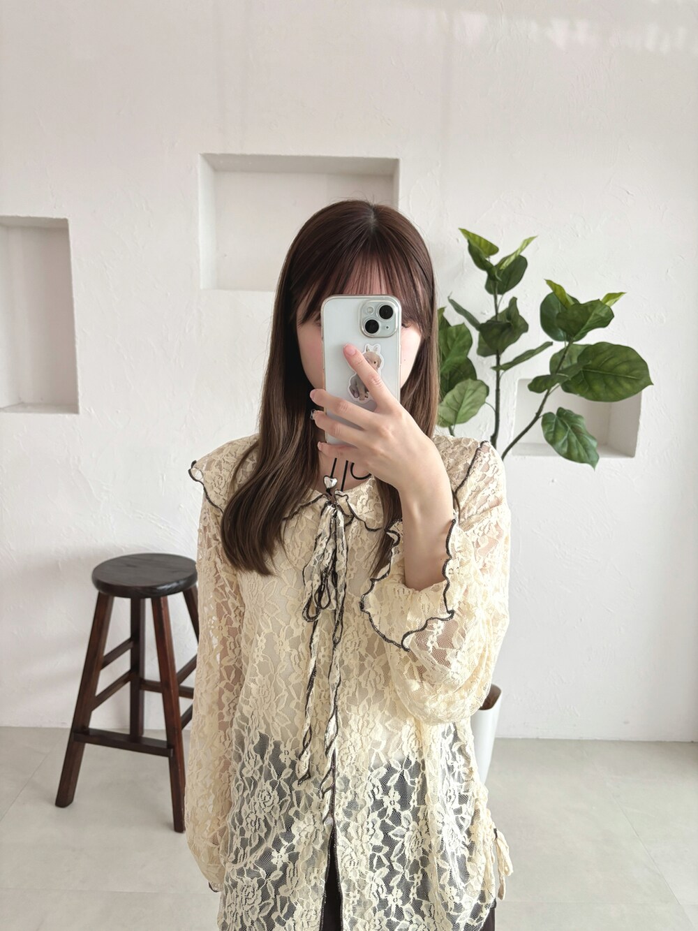 ホワイト系のカーディガン/ボレロ、シルバー系のネックレスを着用したレディースの夏コーディネートの2枚目の写真