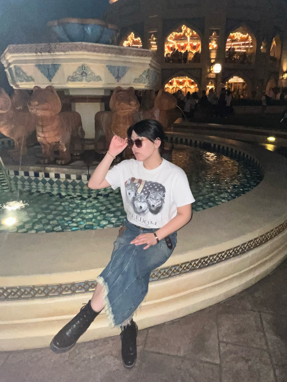 ブルー系のデニムスカート、ブラウン系のサングラスを着用したレディースの冬コーディネートの2枚目の写真