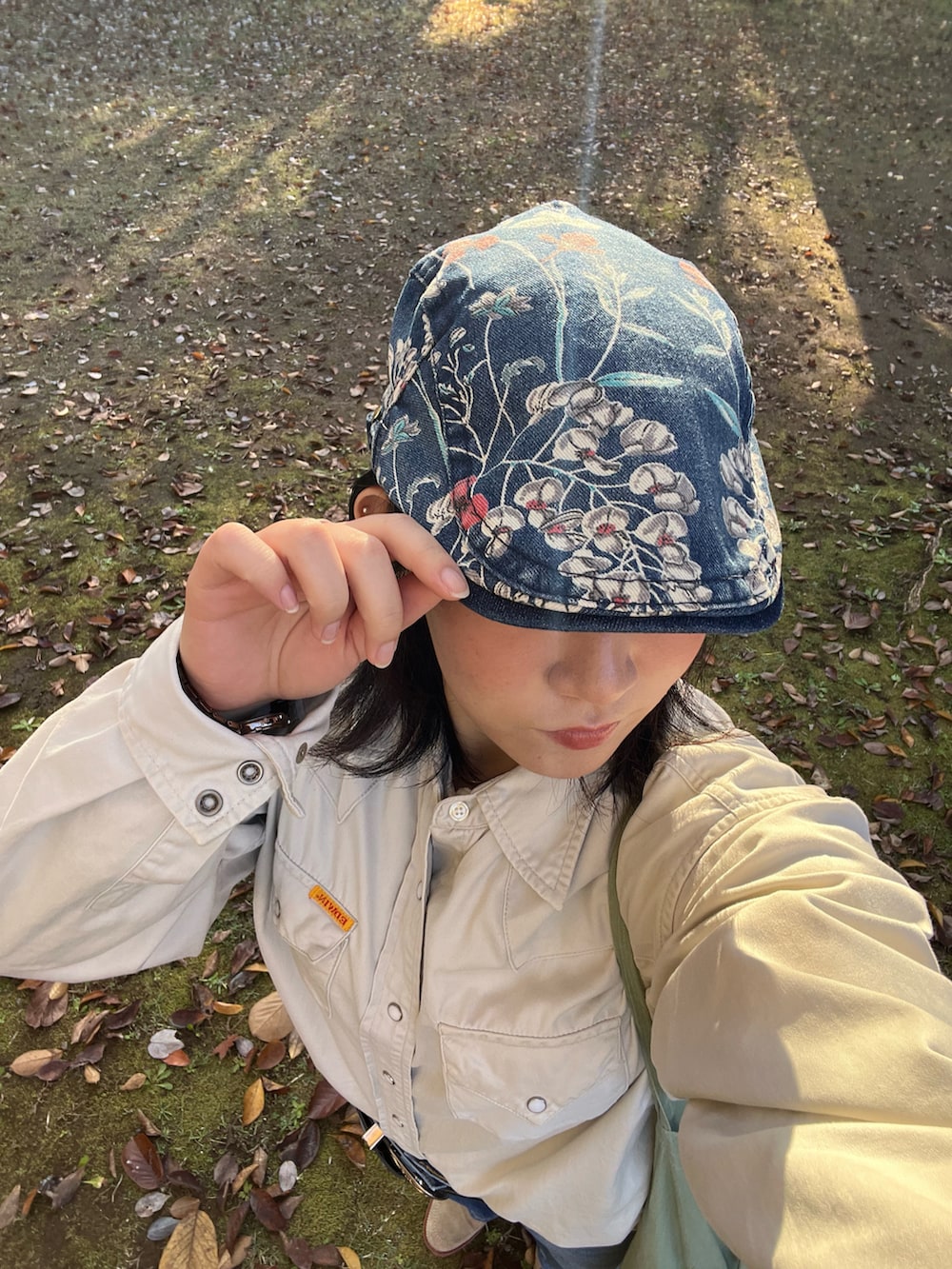 グリーン系のエコバッグ/サブバッグ、その他のシャツ/ブラウス、ブルー系のハンチング/ベレー帽を着用したレディースの冬コーディネートの2枚目の写真