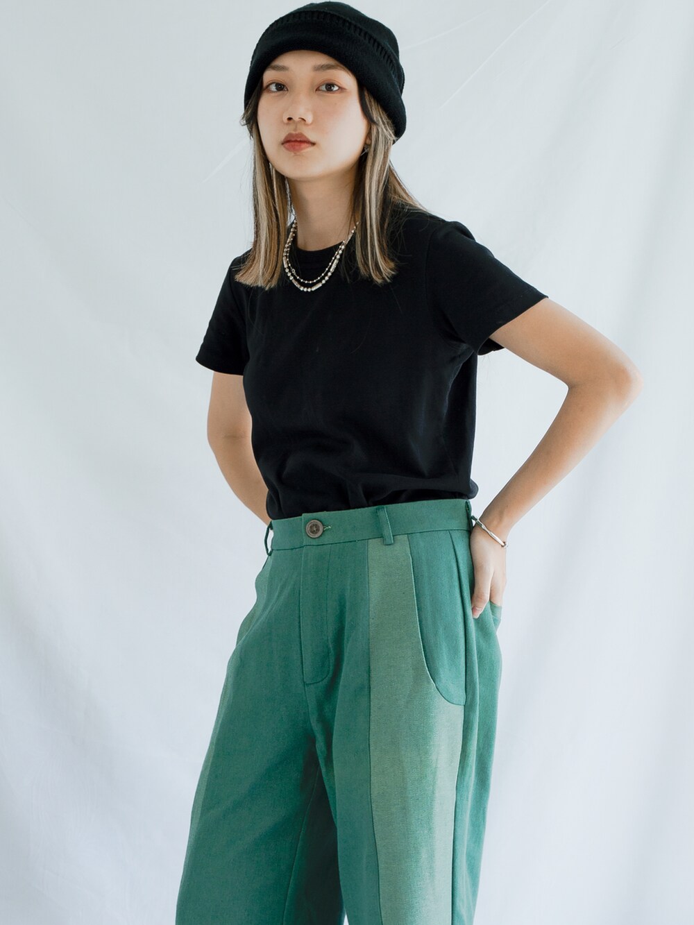 ホワイト系のキャミソールを着用したレディースの夏コーディネートの2枚目の写真