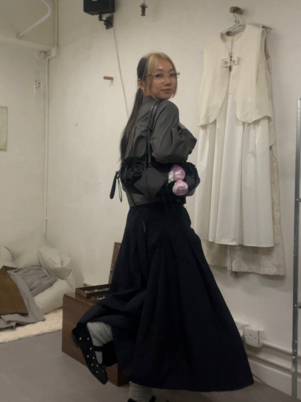 グレー系のシャツ/ブラウス、ブルー系のスカートを着用したレディースの冬コーディネートの3枚目の写真