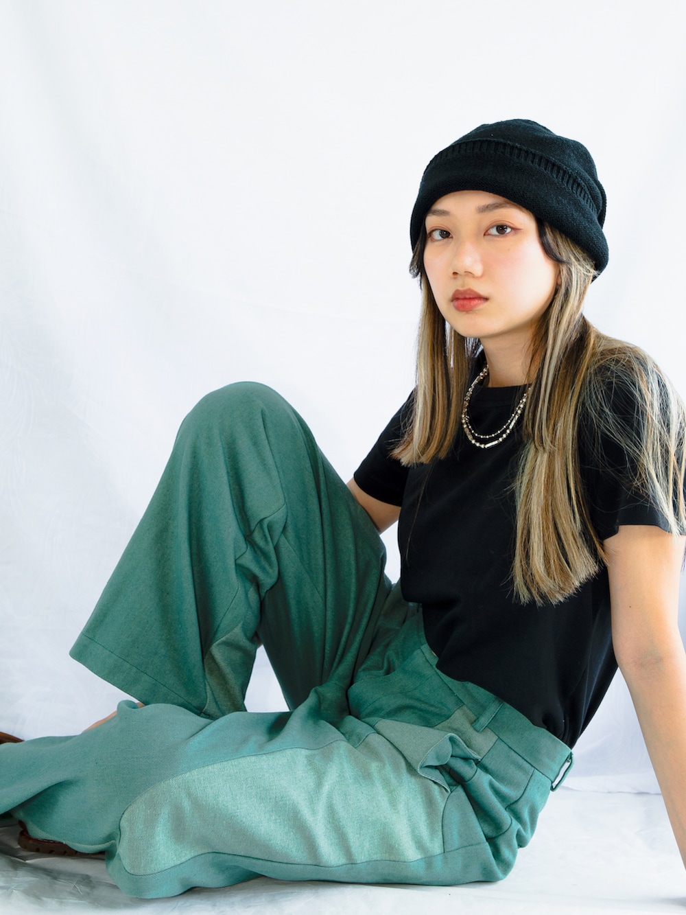 ホワイト系のキャミソールを着用したレディースの夏コーディネートの3枚目の写真