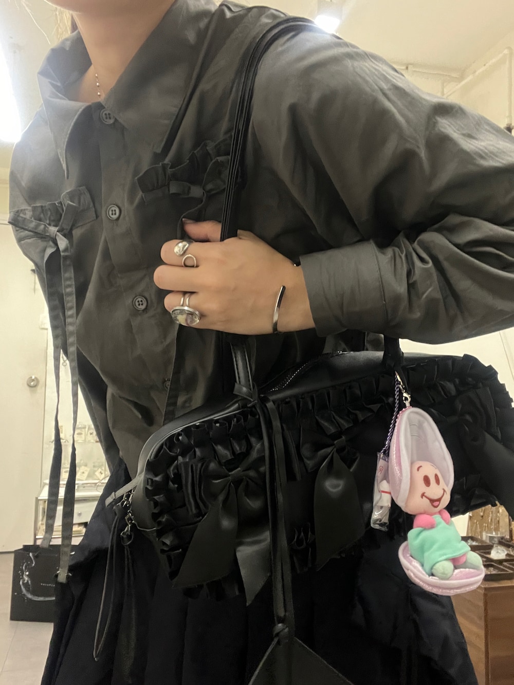 グレー系のシャツ/ブラウス、ブルー系のスカートを着用したレディースの冬コーディネートの2枚目の写真