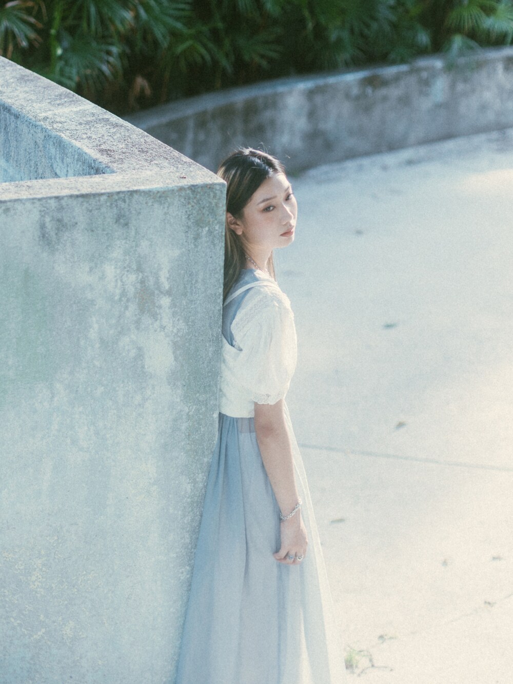 ホワイト系のキャミソールを着用したレディースの夏コーディネートの4枚目の写真