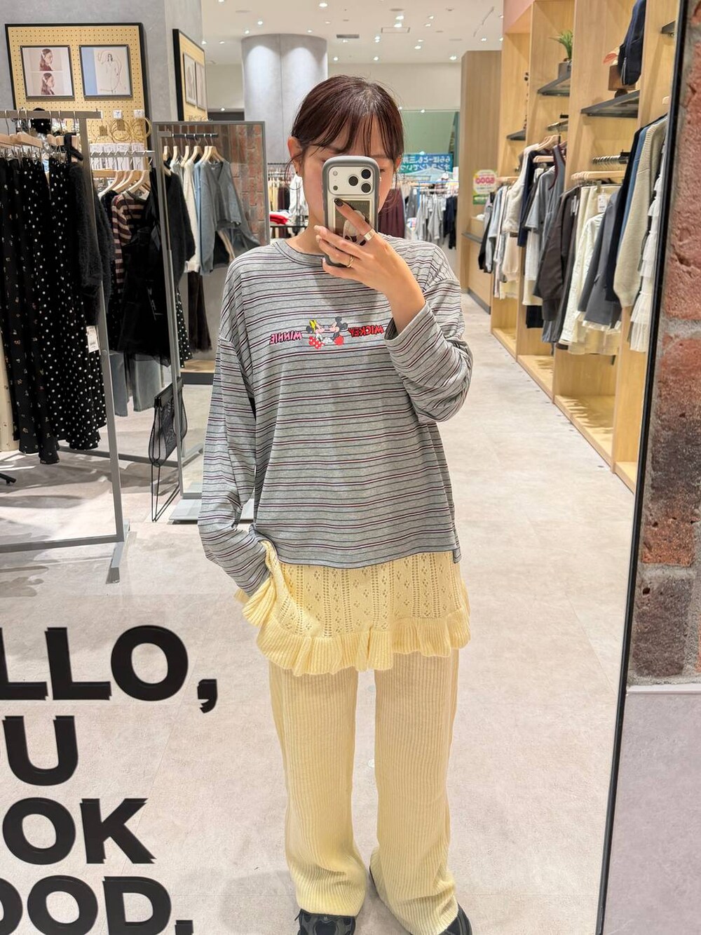 グレー系のTシャツ/カットソー、イエロー系のその他パンツを着用したレディースの秋コーディネートの3枚目の写真