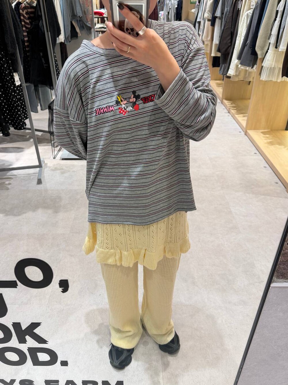 グレー系のTシャツ/カットソー、イエロー系のその他パンツを着用したレディースの秋コーディネートの2枚目の写真