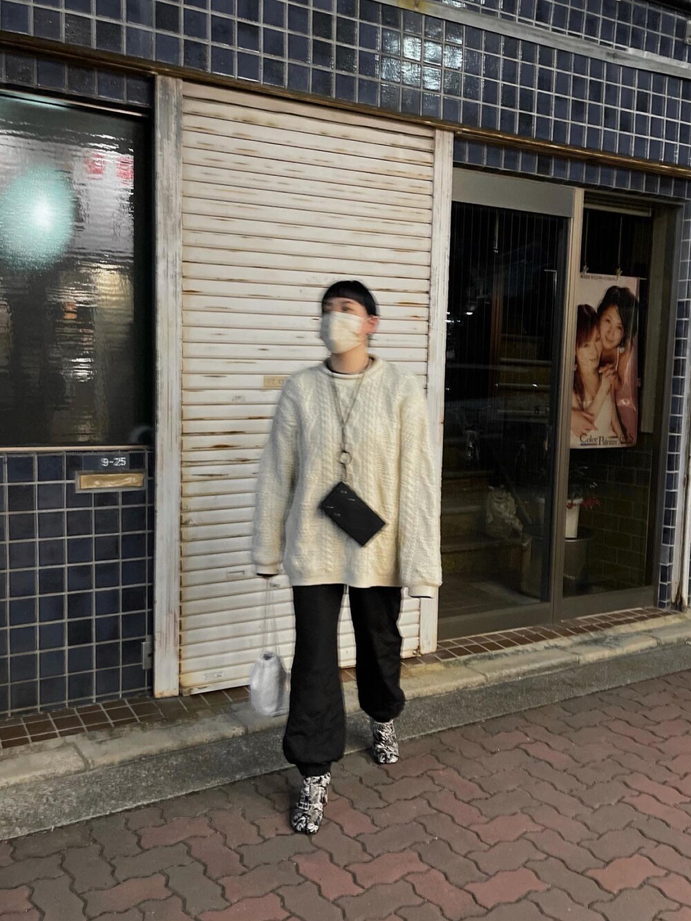 ホワイト系のニット/セーター、ブラック系のその他パンツ、ブラック系の財布を着用したレディースの冬コーディネートの2枚目の写真