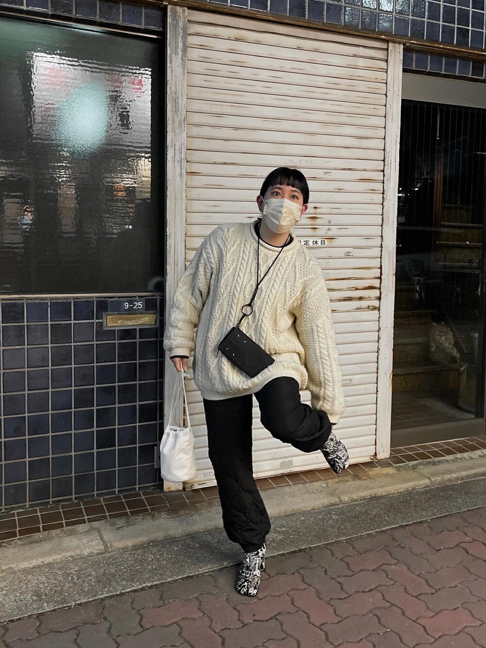 ホワイト系のニット/セーター、ブラック系のその他パンツ、ブラック系の財布を着用したレディースの冬コーディネートの3枚目の写真