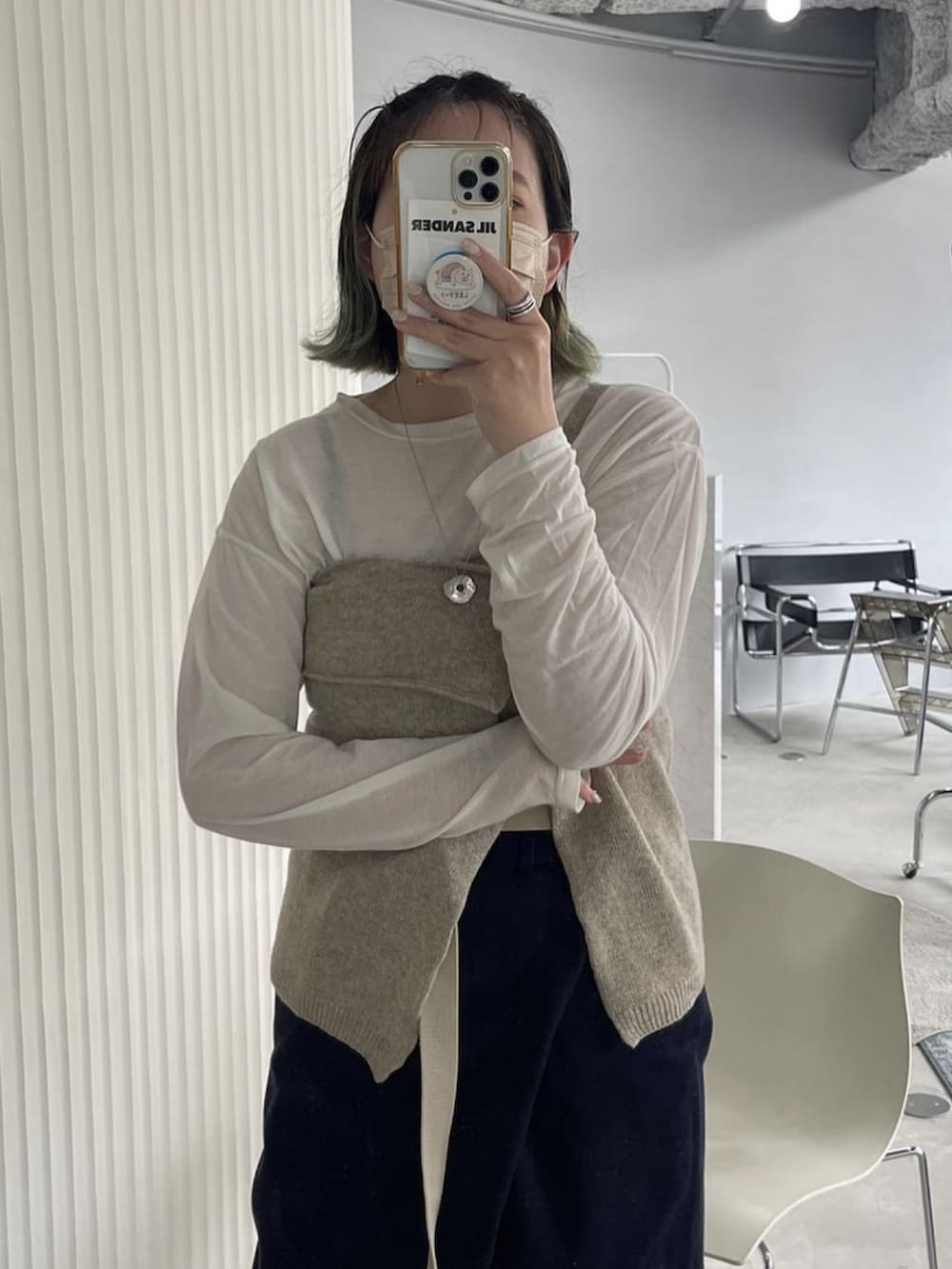 ホワイト系のトップス、ベージュ系のトップス、ブルー系のその他パンツを着用したレディースの秋コーディネートの2枚目の写真