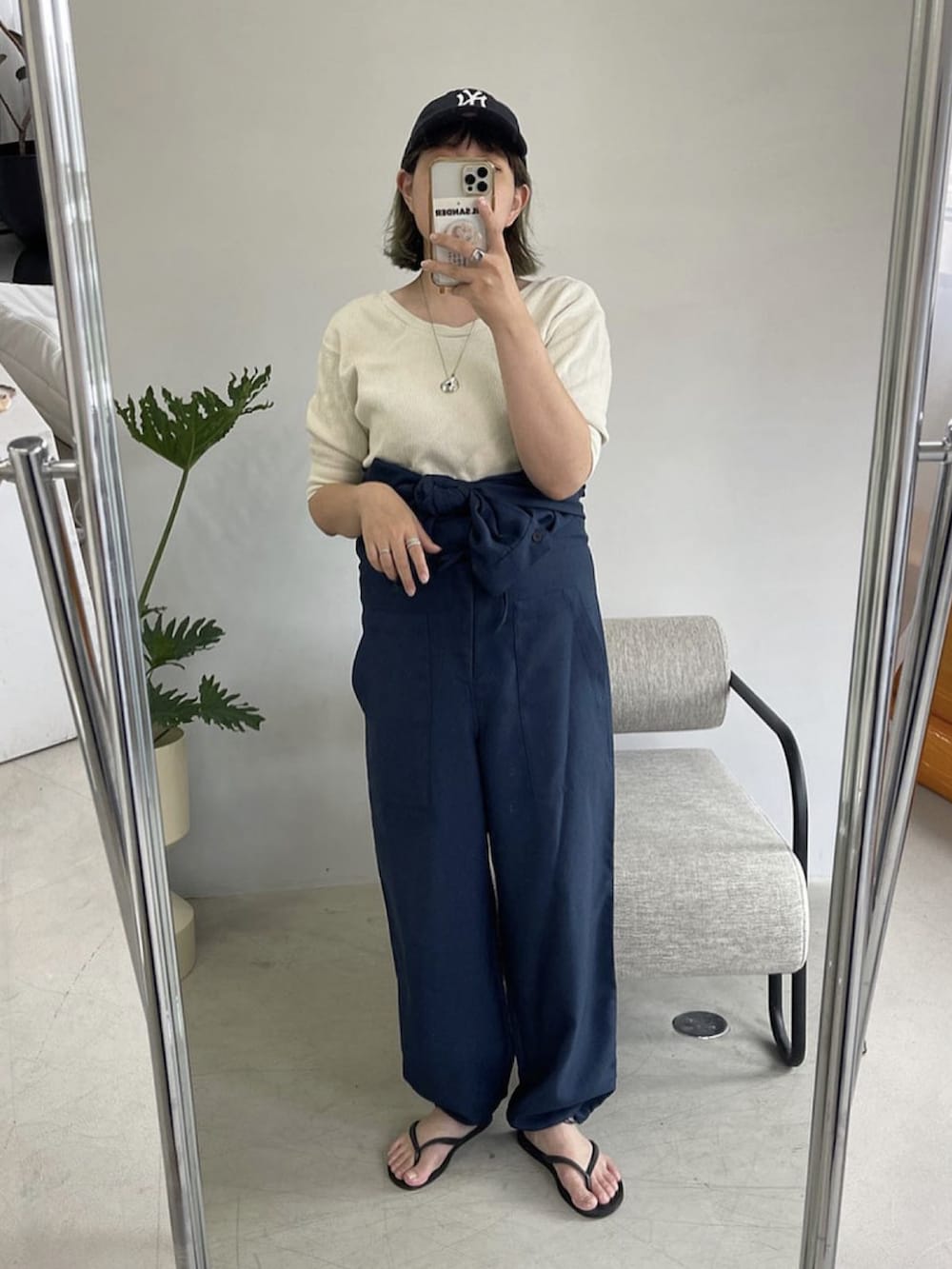 ホワイト系のTシャツ/カットソー、ブルー系のつなぎ/オールインワン、ブルー系のキャップを着用したレディースの秋コーディネートの2枚目の写真