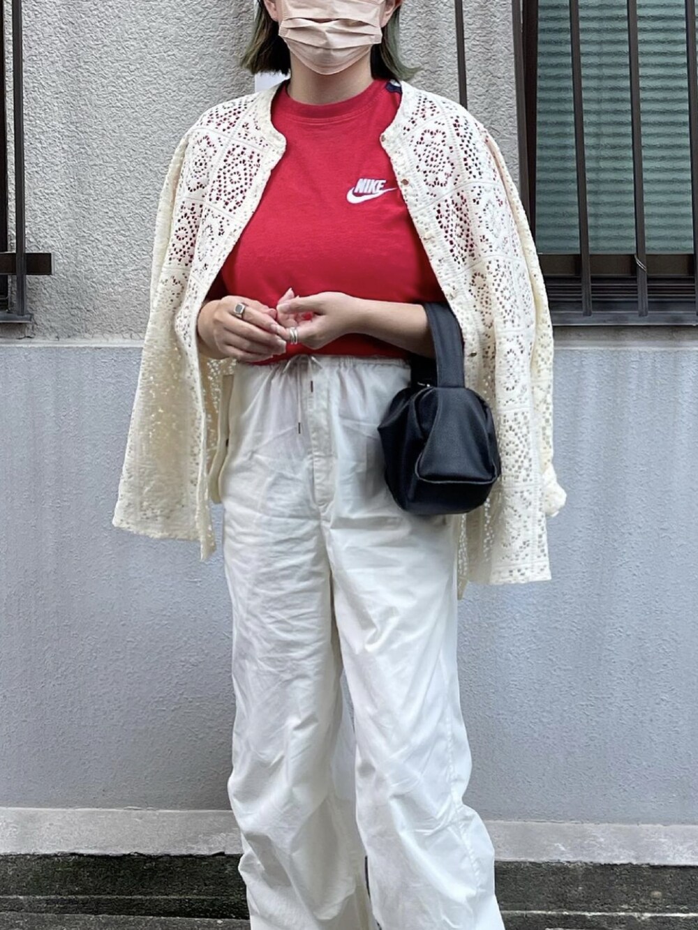 ホワイト系のシャツ/ブラウス、ブラック系のハンドバッグ、ホワイト系のカーゴパンツを着用したレディースの秋コーディネートの2枚目の写真