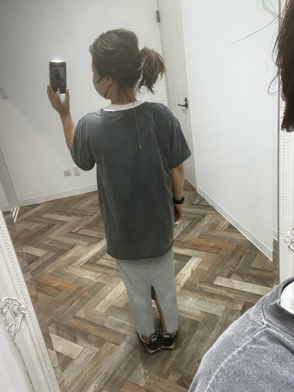 ブラック系のスニーカーを着用したレディースの夏コーディネートの2枚目の写真