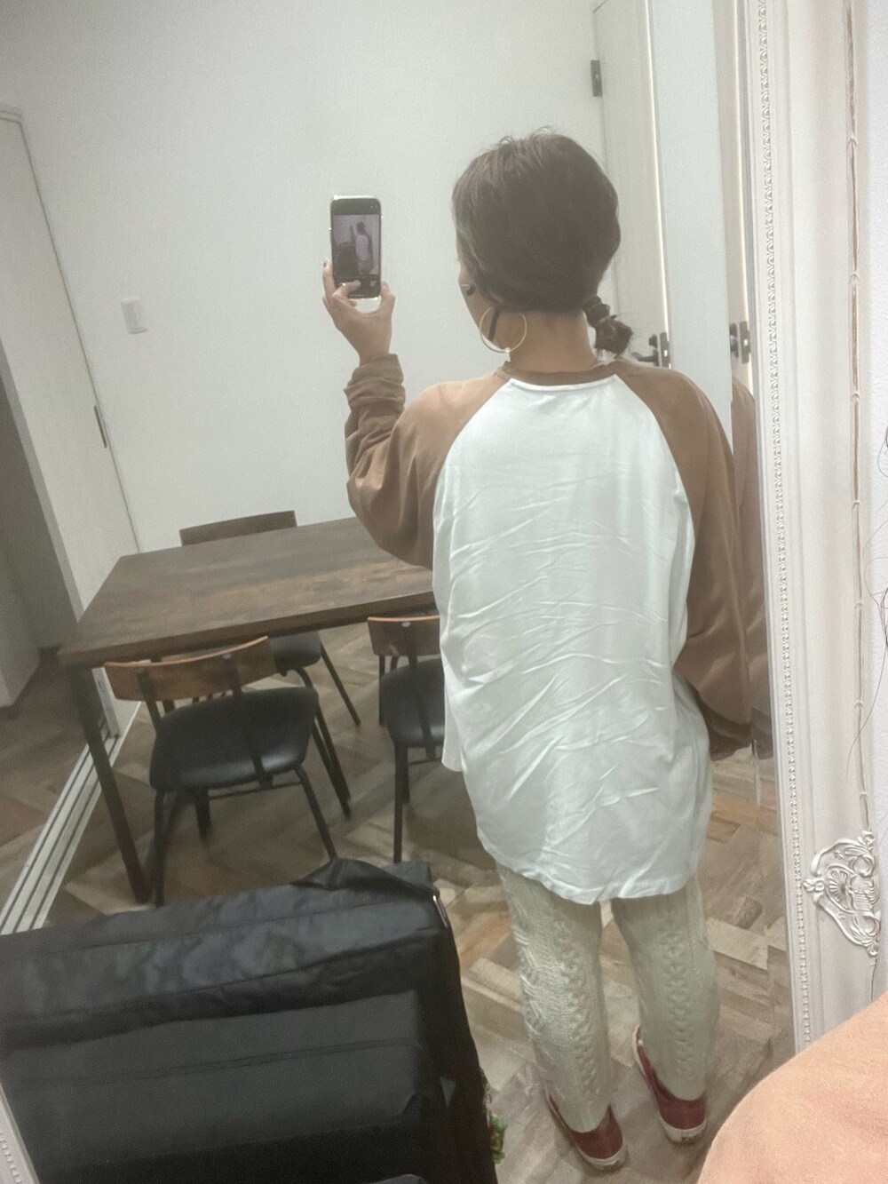 レッド系のスニーカーを着用したレディースの秋コーディネートの2枚目の写真