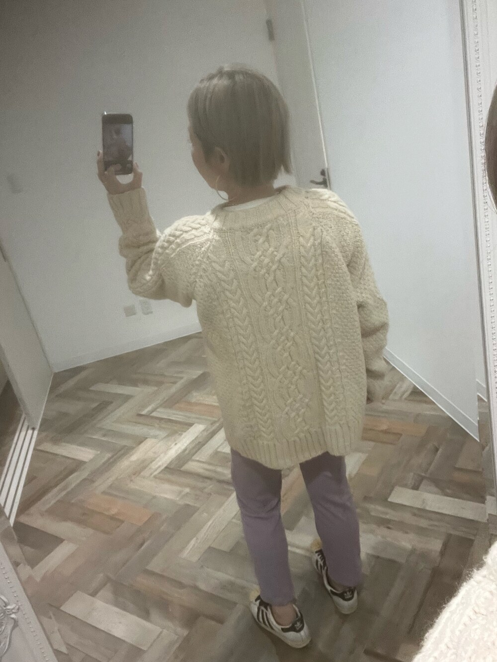 ホワイト系のスニーカーを着用したレディースの秋コーディネートの2枚目の写真