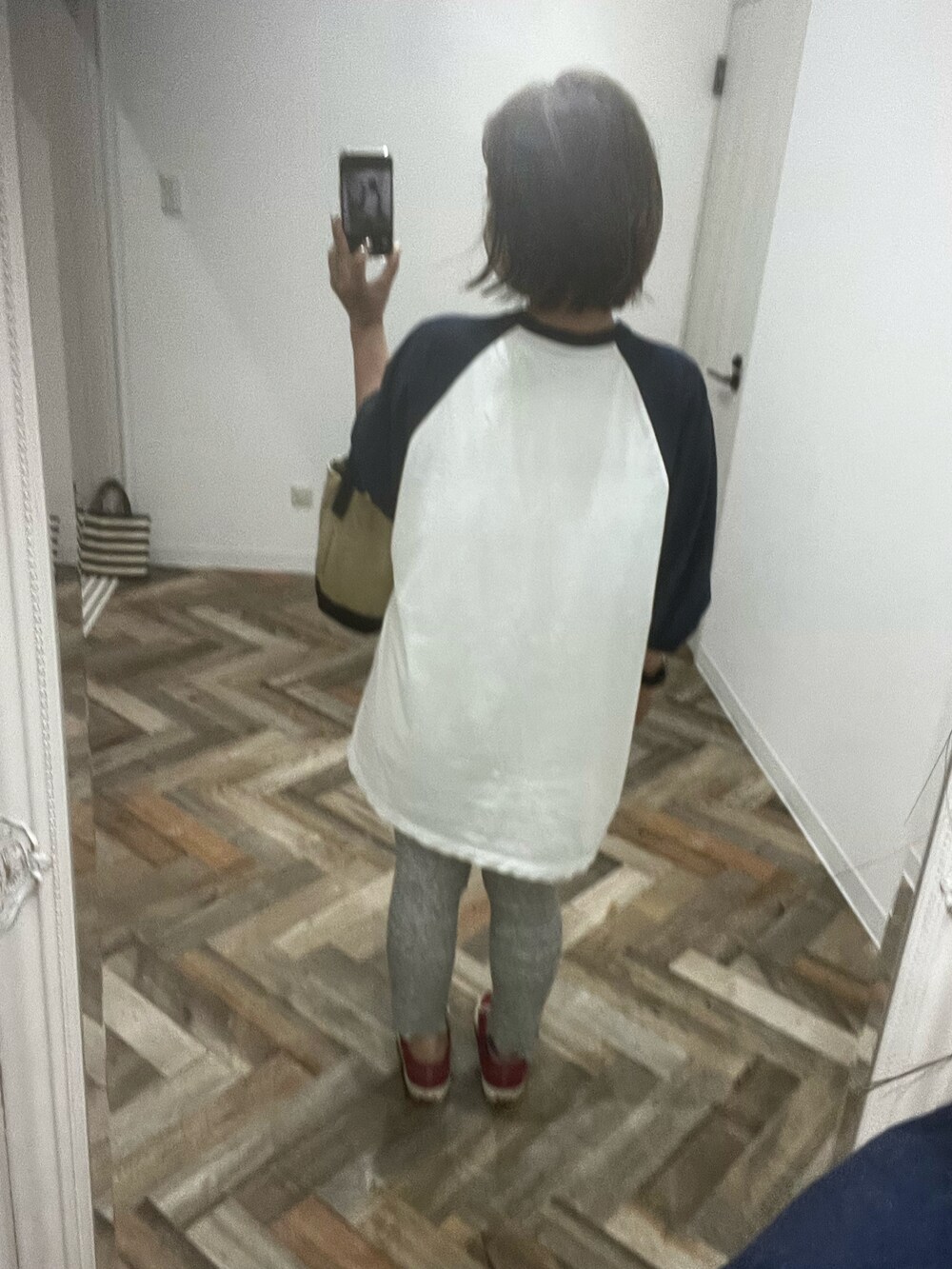 レッド系のスニーカーを着用したレディースの夏コーディネートの2枚目の写真