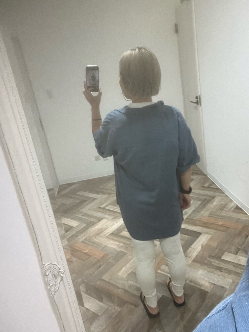 ホワイト系のスウェットパンツを着用したレディースの秋コーディネートの2枚目の写真