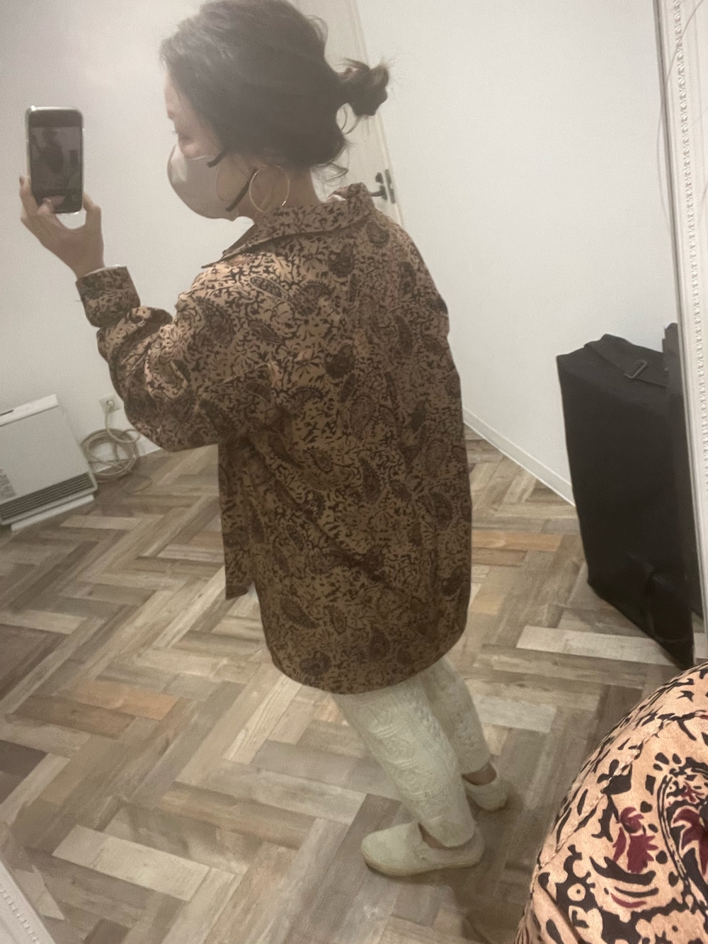 ホワイト系のスリッポンを着用したレディースの秋コーディネートの2枚目の写真