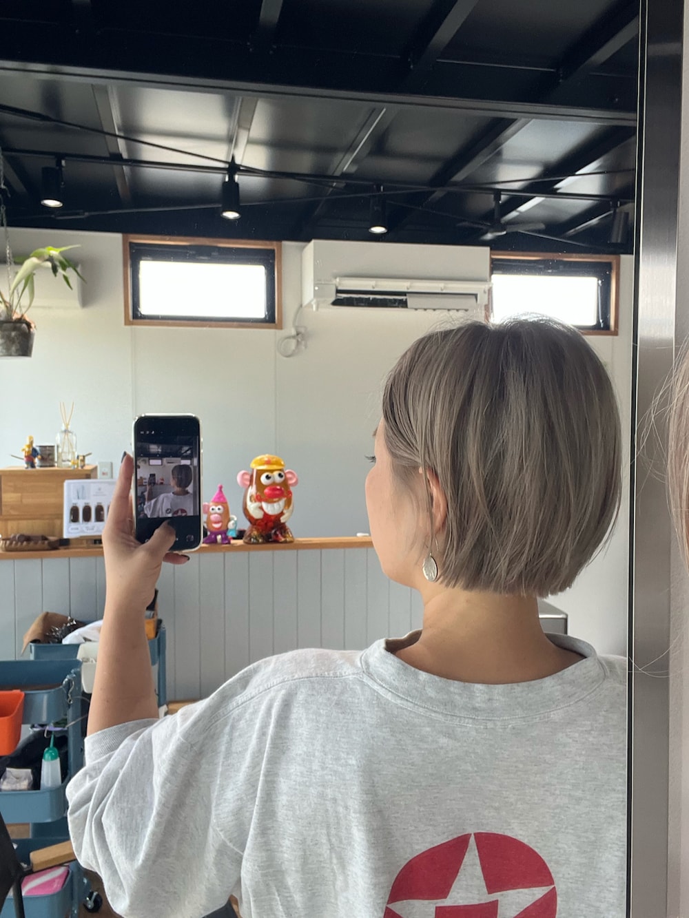 ホワイト系のスニーカーを着用したレディースの夏コーディネートの3枚目の写真