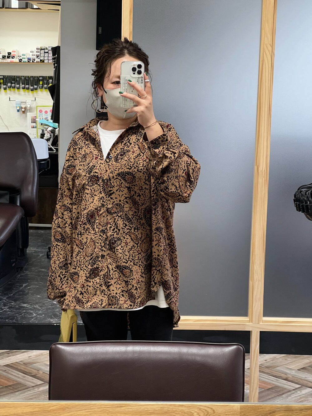 ホワイト系のソックス/靴下を着用したレディースの秋コーディネートの2枚目の写真