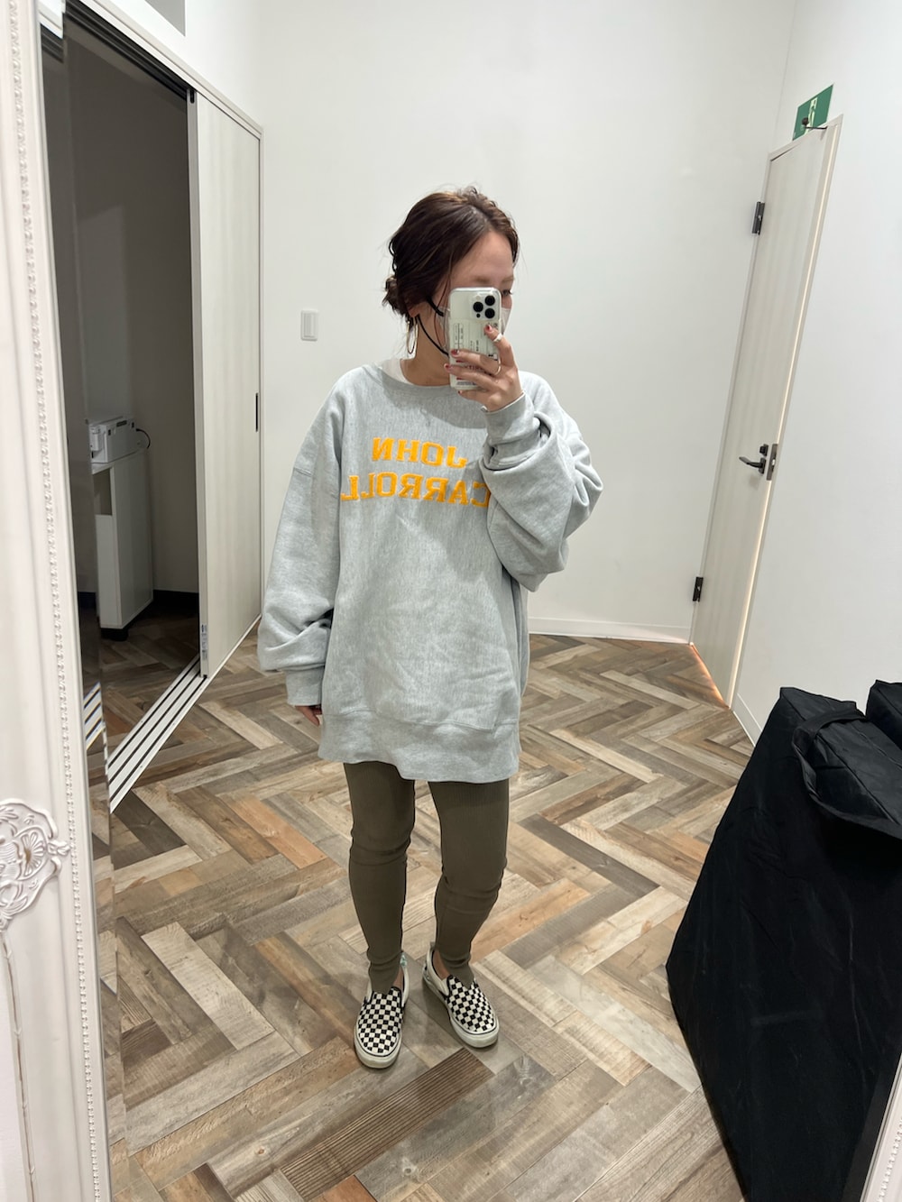 グレー系のスウェットを着用したレディースの秋コーディネートの2枚目の写真