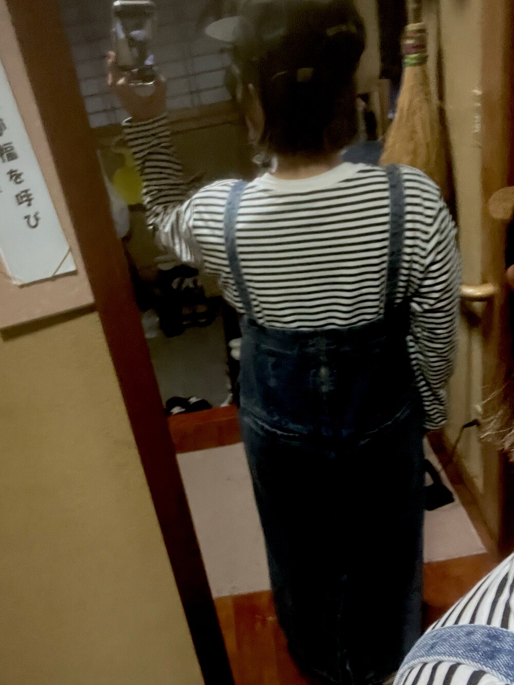 イエロー系のスニーカーを着用したレディースの春コーディネートの2枚目の写真