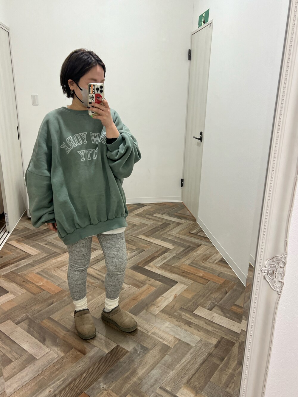 ベージュ系のスリッポンを着用したレディースの春コーディネートの2枚目の写真