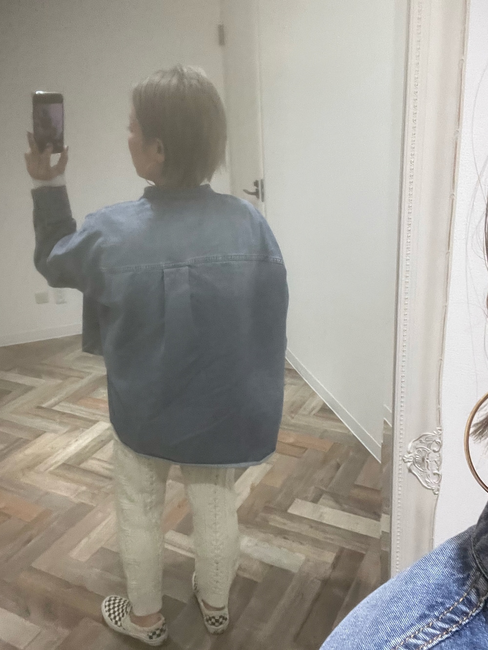 ホワイト系のその他パンツ、その他のスリッポンを着用したレディースの冬コーディネートの2枚目の写真