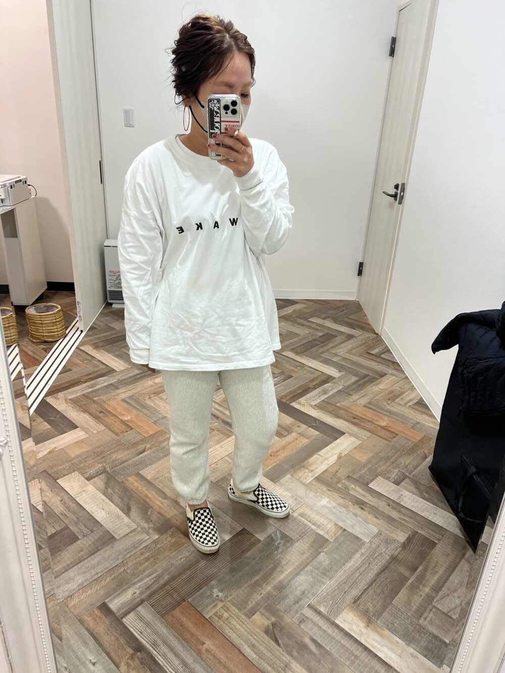 ホワイト系のスウェットパンツを着用したレディースの秋コーディネートの2枚目の写真