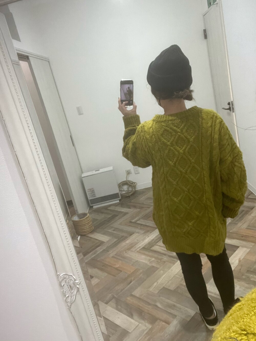 ブラック系のスニーカーを着用したレディースの秋コーディネートの2枚目の写真