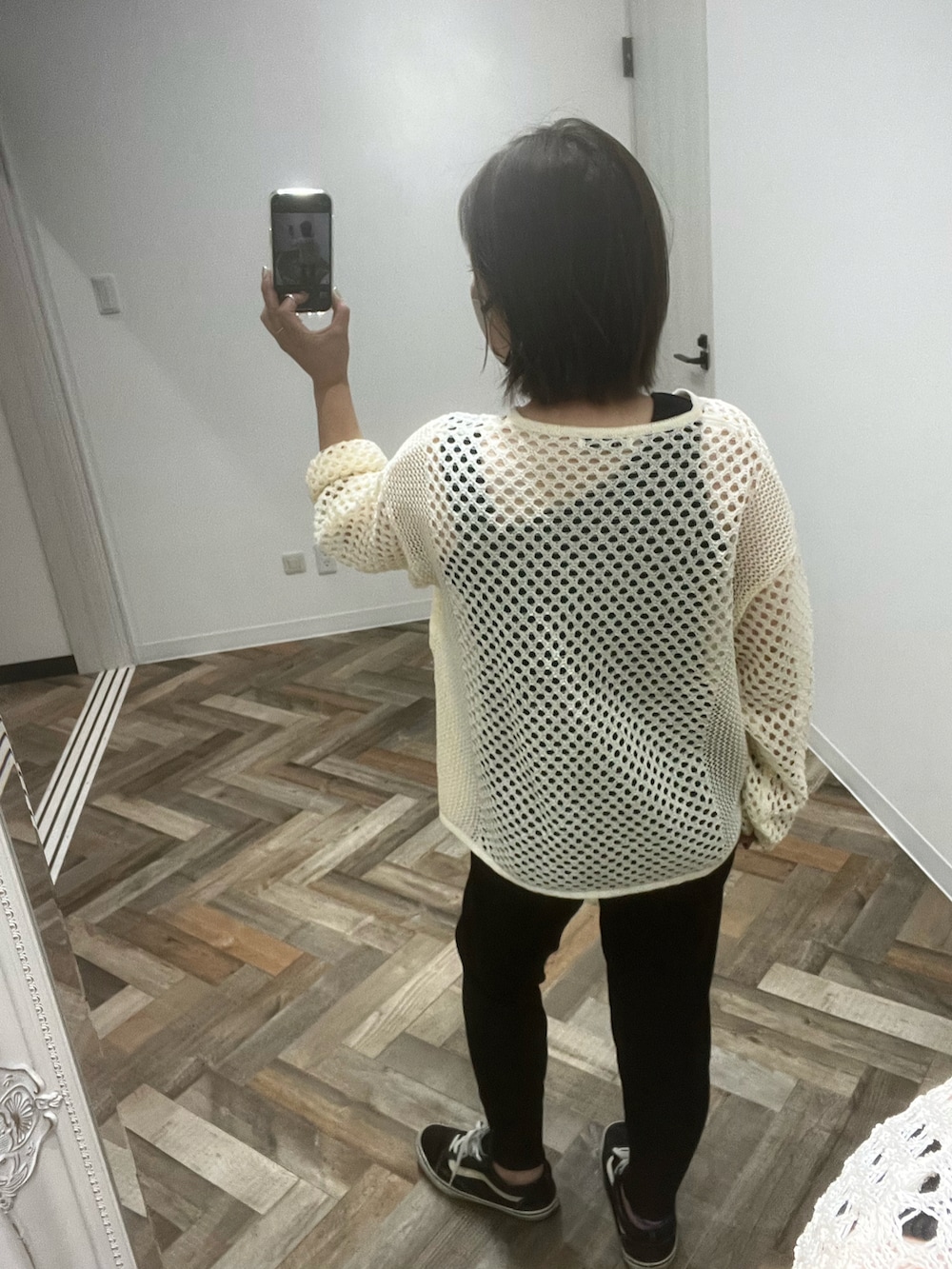 ブラック系のスニーカーを着用したレディースの夏コーディネートの2枚目の写真