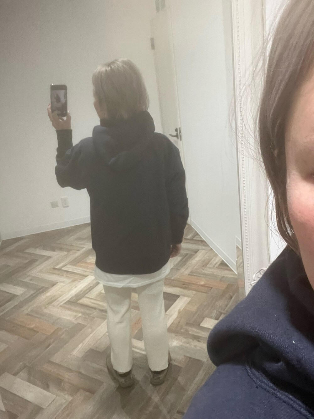 ブルー系のパーカーを着用したレディースの秋コーディネートの2枚目の写真