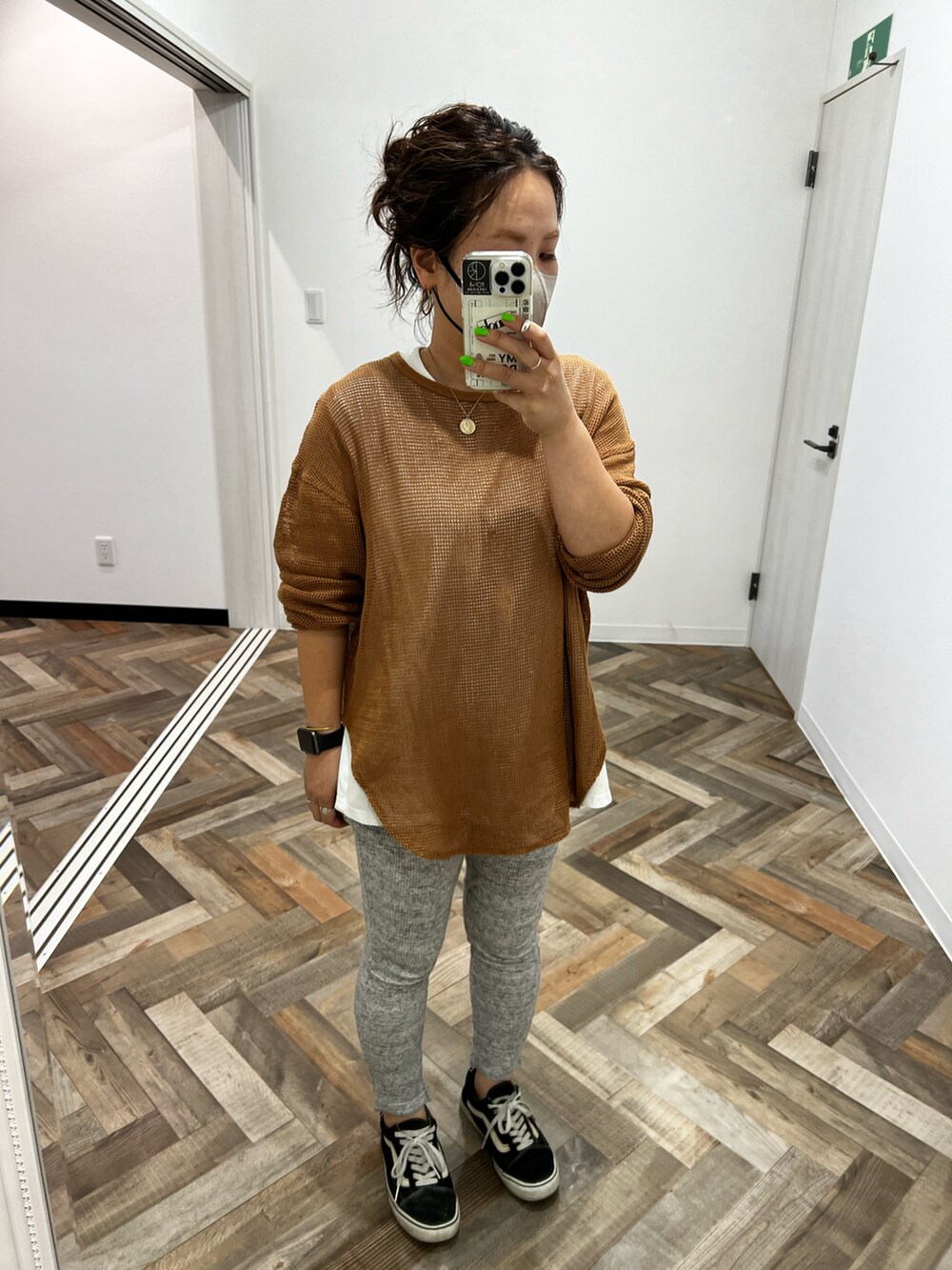 ブラック系のスニーカーを着用したレディースの夏コーディネートの2枚目の写真