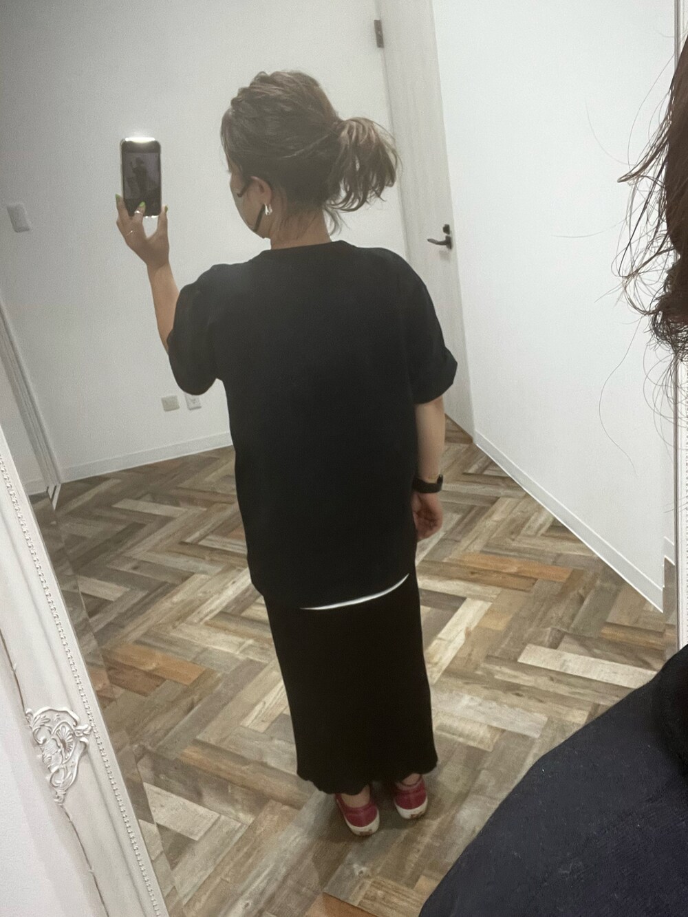 ブラック系のTシャツ/カットソーを着用したレディースの夏コーディネートの2枚目の写真