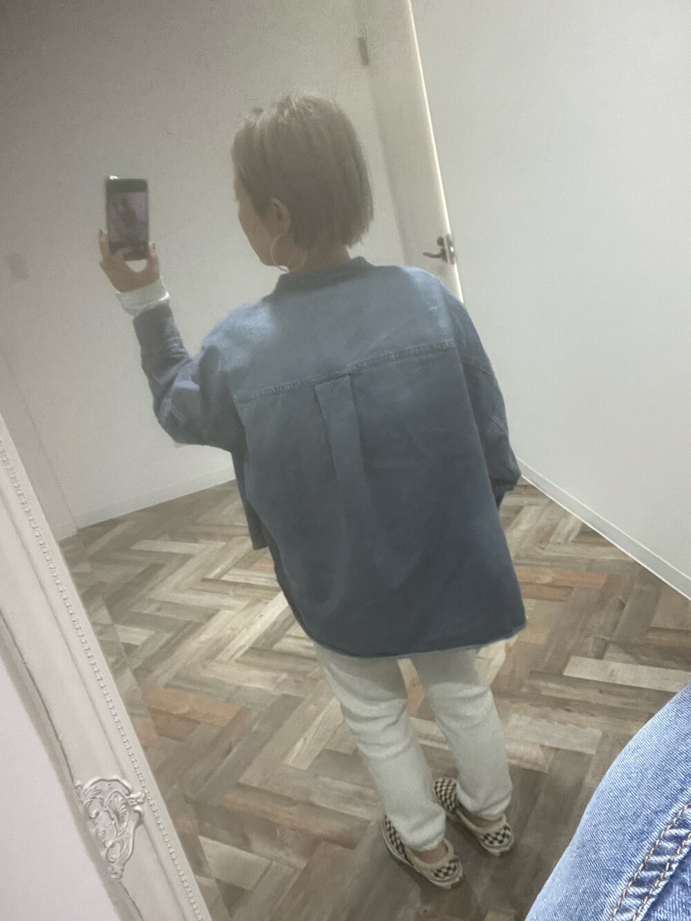ホワイト系のスウェットパンツを着用したレディースの秋コーディネートの2枚目の写真