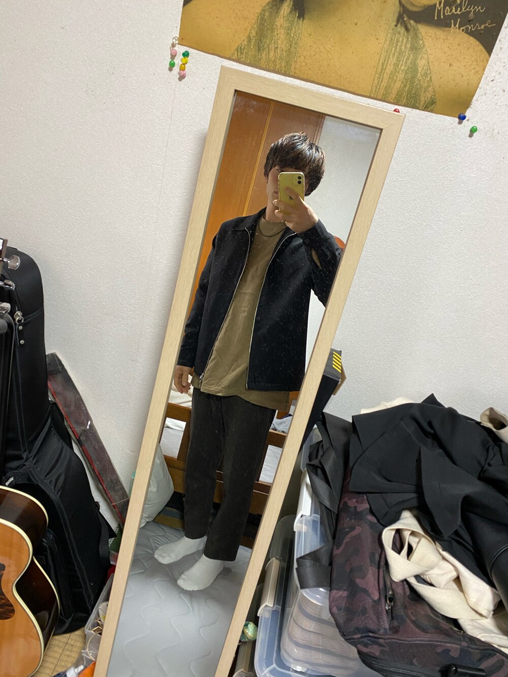 ブラック系のその他アウター、その他のTシャツ/カットソー、ブラウン系のスラックスを着用したメンズの秋コーディネートの2枚目の写真