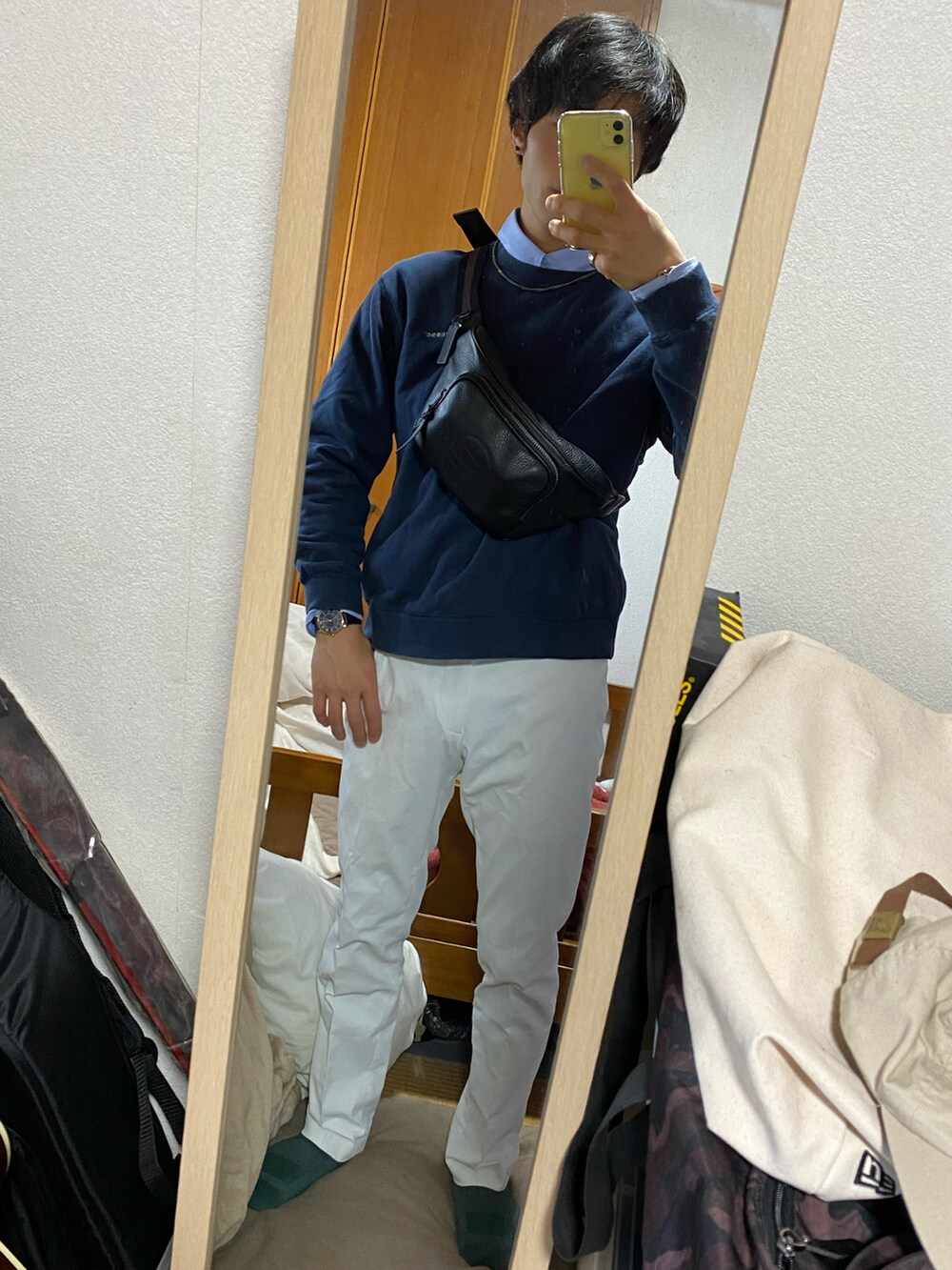 ブルー系のシャツ/ブラウス、ホワイト系のスラックスを着用したメンズの春コーディネートの2枚目の写真