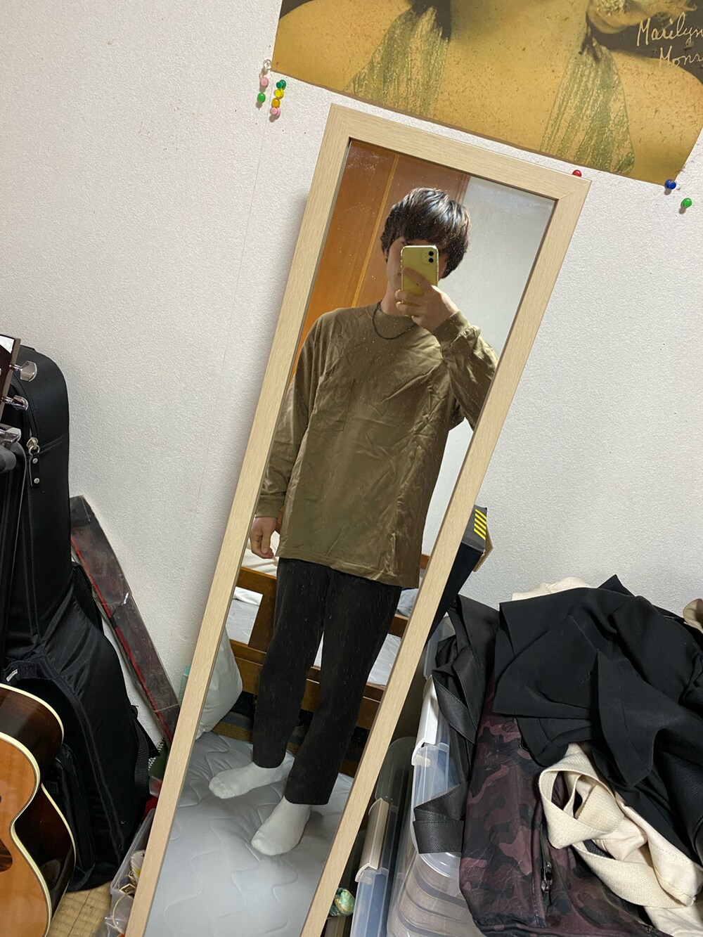 ブラック系のその他アウター、その他のTシャツ/カットソー、ブラウン系のスラックスを着用したメンズの秋コーディネートの3枚目の写真