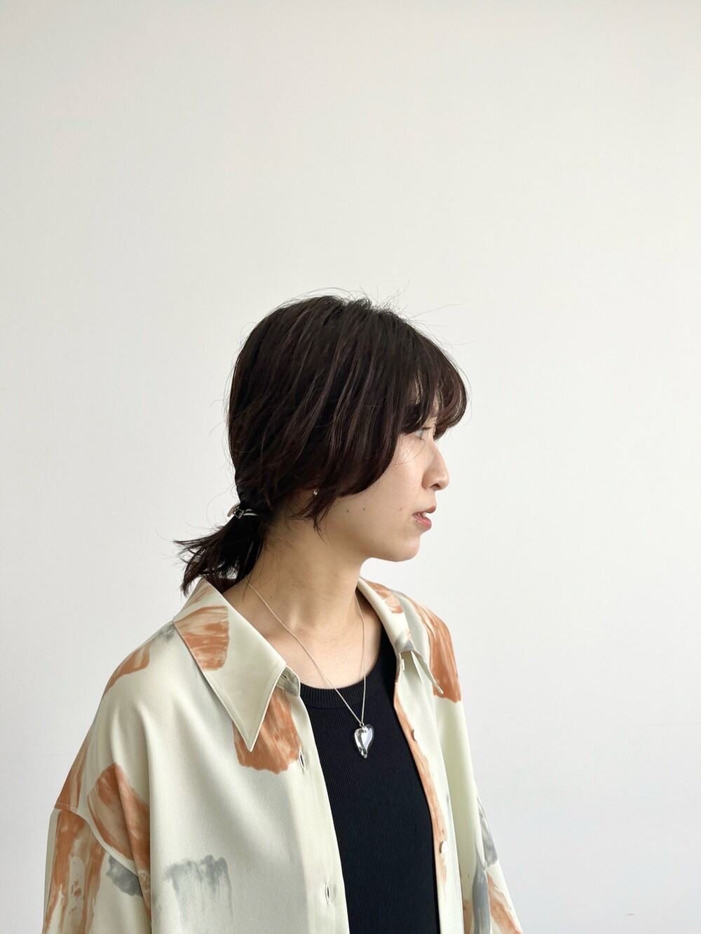 グレー系のシャツ/ブラウス、ブラック系のワンピース、グレー系のシャツ/ブラウスを着用したレディースの春コーディネートの3枚目の写真