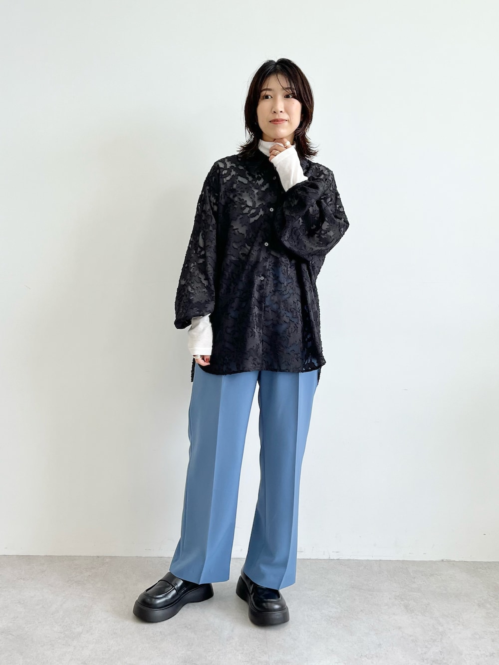 ブラック系のスタジャン、ブルー系のその他パンツ、ホワイト系のTシャツ/カットソーを着用したレディースの秋コーディネートの3枚目の写真