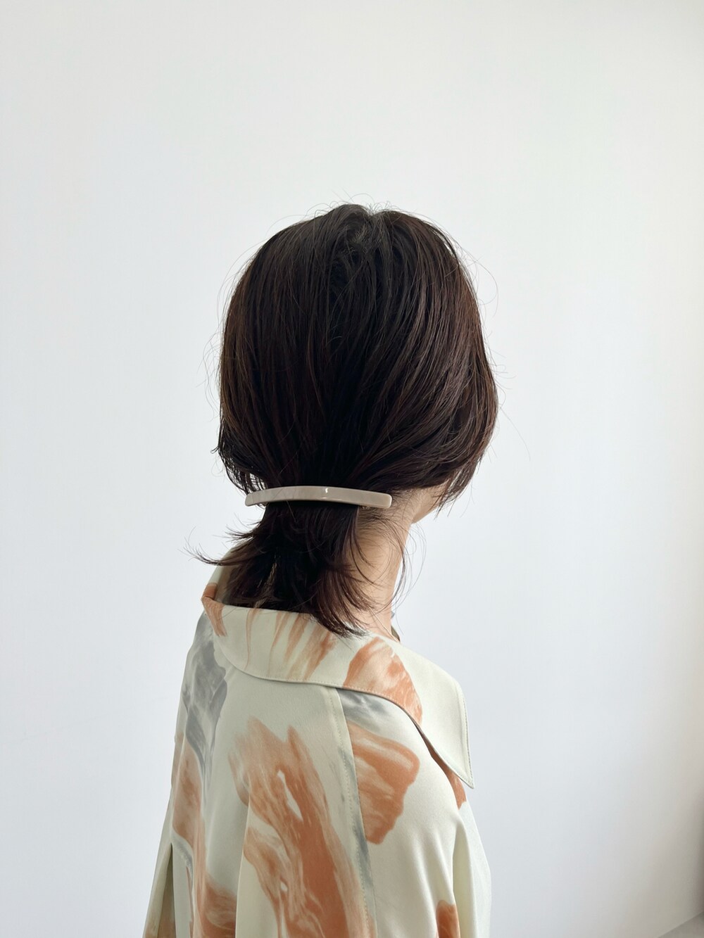 グレー系のシャツ/ブラウス、ブラック系のワンピース、グレー系のシャツ/ブラウスを着用したレディースの春コーディネートの4枚目の写真