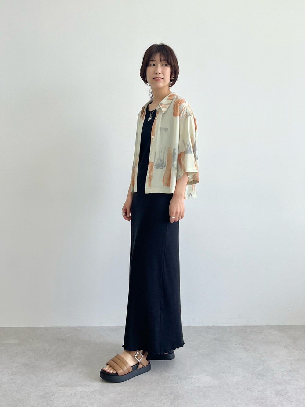 グレー系のシャツ/ブラウス、ブラック系のワンピース、グレー系のシャツ/ブラウスを着用したレディースの春コーディネートの2枚目の写真